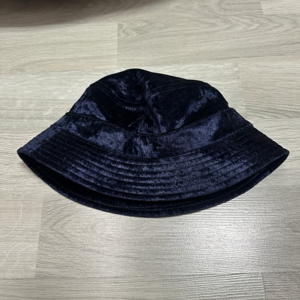 니들스 벨벳 버킷햇