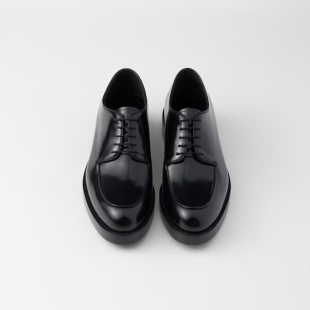 프라다 브러쉬드 가죽 더비 슈즈