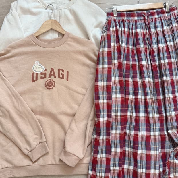 우사기 맨투맨 + 사만사모스 체크스커트