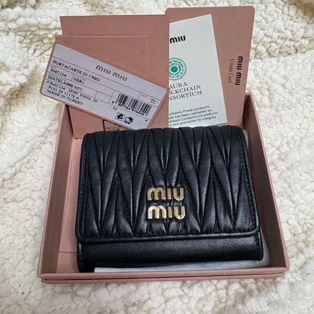 정품) 미우미우 마테라쎄 반지갑 블랙