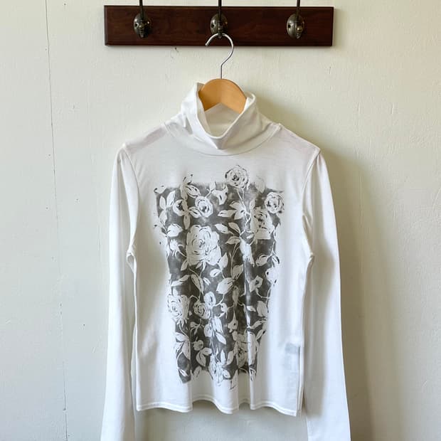 Half 로즈 프린팅 화이트 터틀넥