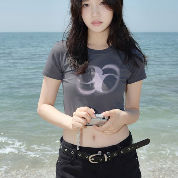 애즈온 홀리데이 크롭 티셔츠 차콜