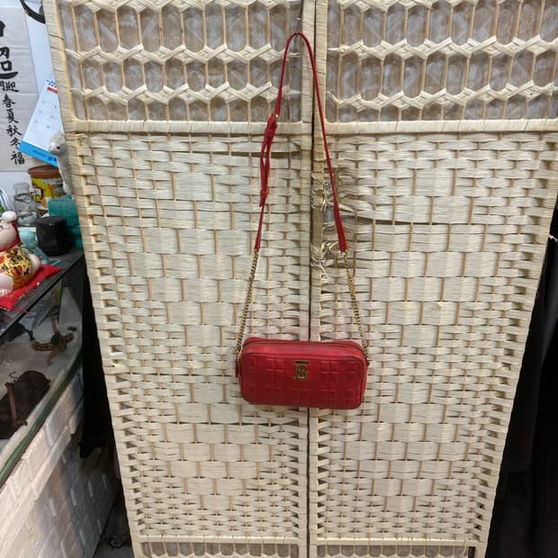 정품 버버리 마이크로 퀄팅 카메라 체인 크로스백 팝니다