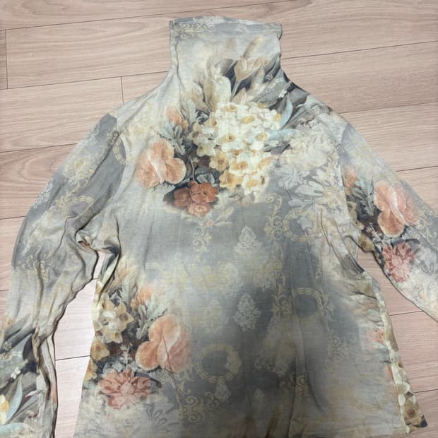 아방가르드 기하학 플라워 패턴 탑