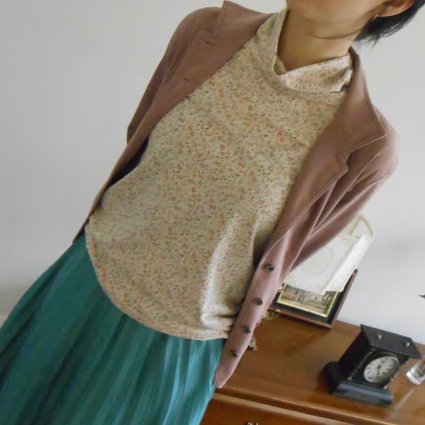 아이보리 들꽃 셔링 터틀넥