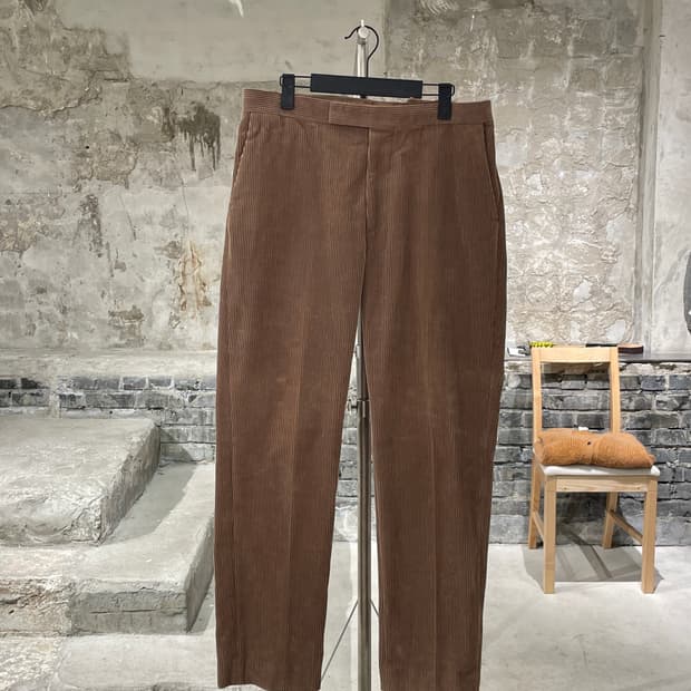 오라리 브라운 워시드 테이퍼드 코듀로이 팬츠