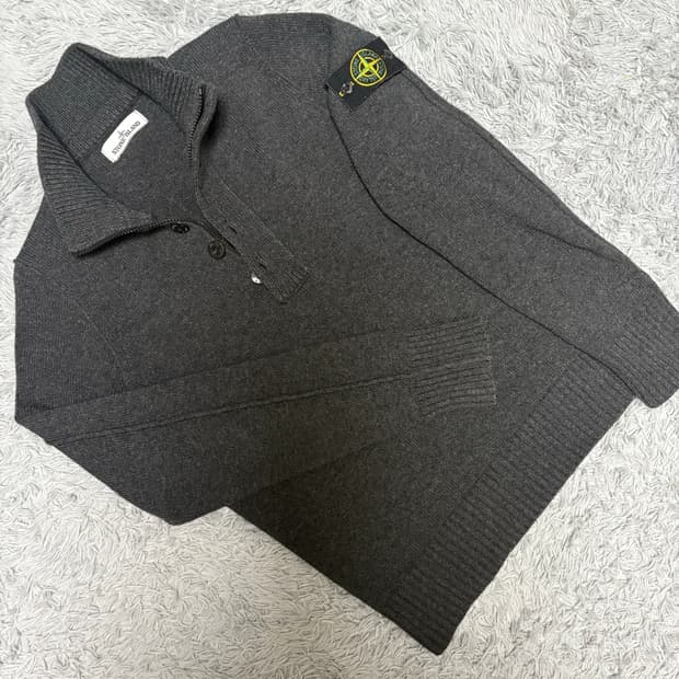 [새상품급] 스톤아일랜드 버튼 반집업 니트