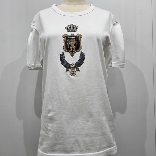 돌체앤가바나 화이트 왕관 사자 자수 반팔 티셔츠