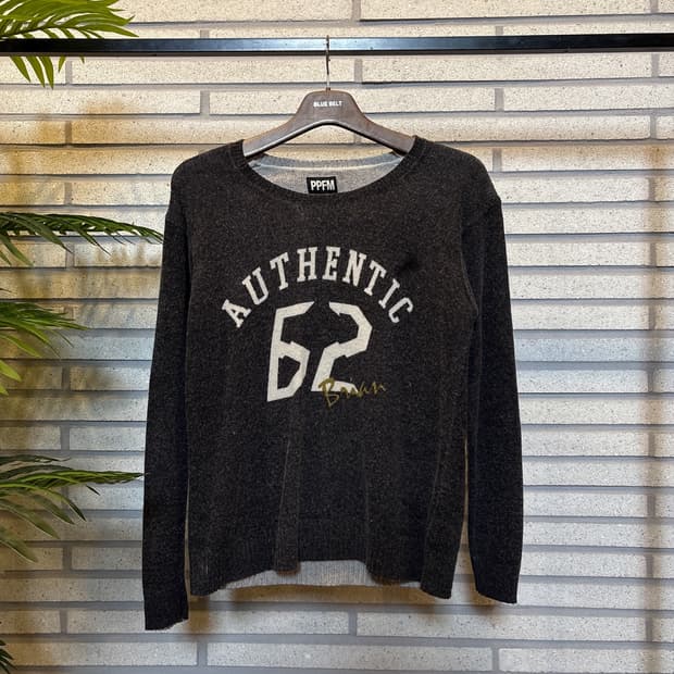 PPFM 애슬레틱 레터링 울 니트 자카드 패턴 디테일 차콜