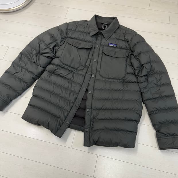 파타고니아 셔츠 패딩 M 사이즈 그레이 색상이에요  상태 너무 좋아요 찢