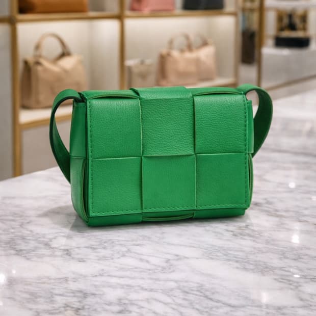 [S급] 보테가베네타 패러킷 카세트 미니 크로스백 판매합니다!!!