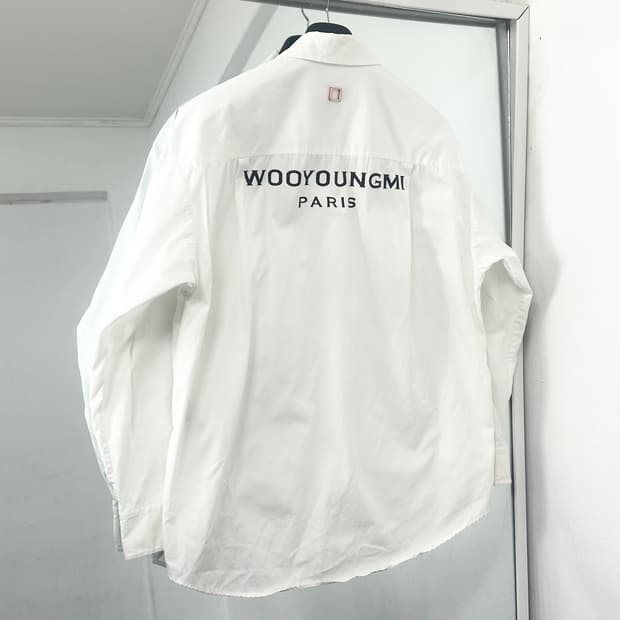 우영미 백로고 셔츠