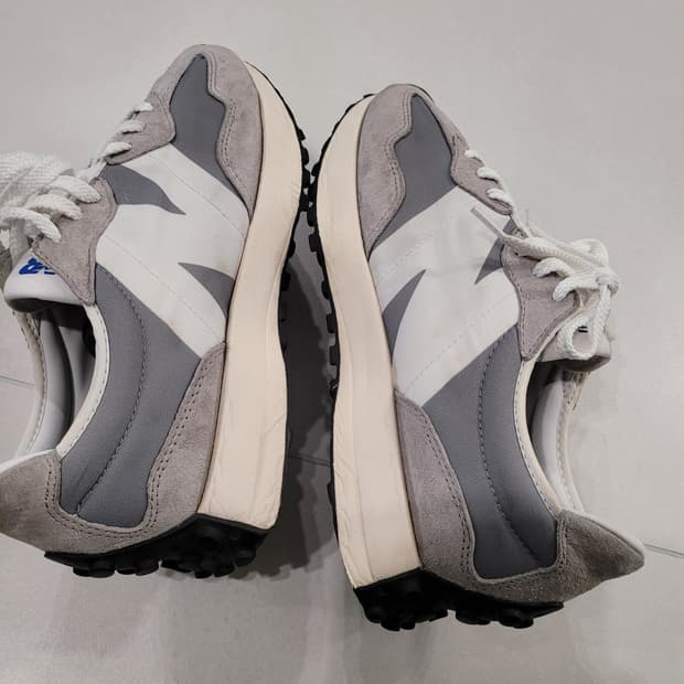 275] 어떤 옷에도 찰떡, 뉴발란스 327 그레이 보냅니다. 
