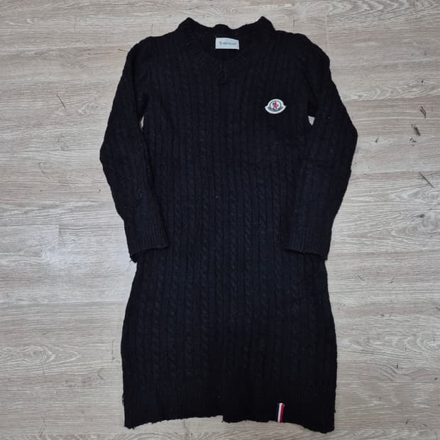 몽클레어 여성 시그니처 와펜 꽈배기 니트 원피스 (1)