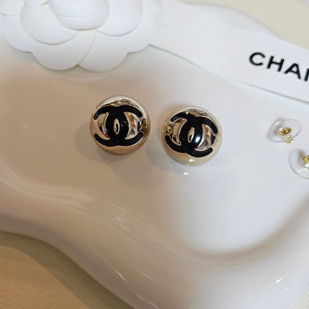 샤넬 금볼 귀걸이 블랙 업사이클링