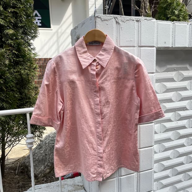 살바토레 페라가모 반팔 셔르 로고 패턴 히든버튼 디테일 핑크