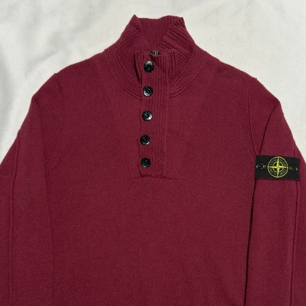 M 스톤아일랜드 패치와펜 버건디 반집업 니트