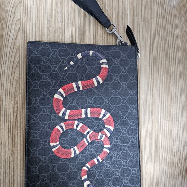 구찌 수프림 킹스네이크 클러치 백