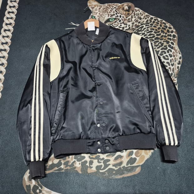 아디다스 사틴 바시티 자켓 투바투 연준 더보이즈 최찬희 착용