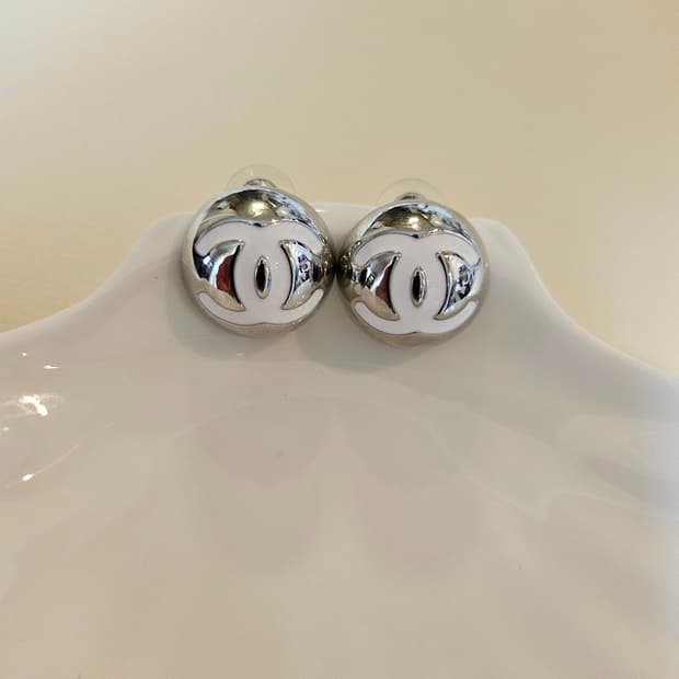 샤넬 은볼 귀걸이 화이트 업사이클링
