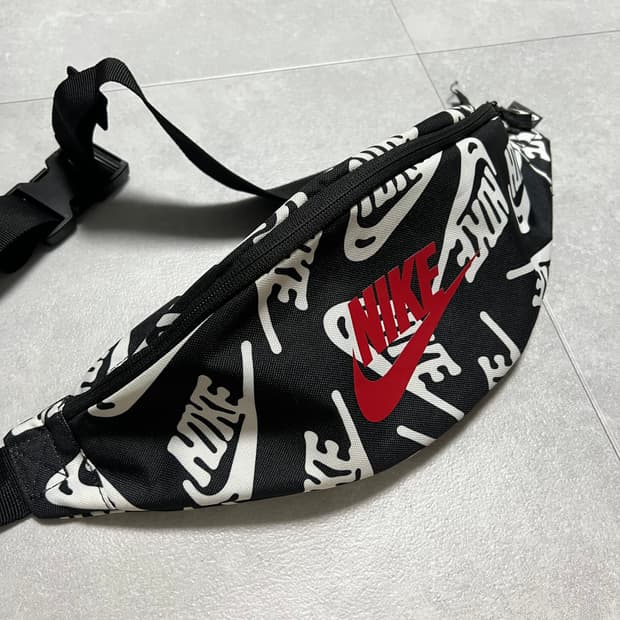 나이키 올오버 헤리티지 스우시 힙색