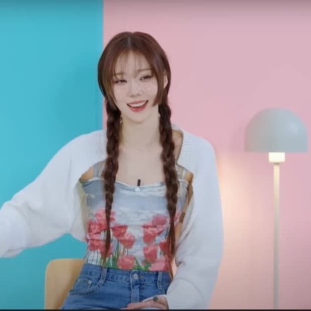 에스파 윈터 착용) 제로플래닛 그래픽 리본 슬리브리스 탑 pink 나시