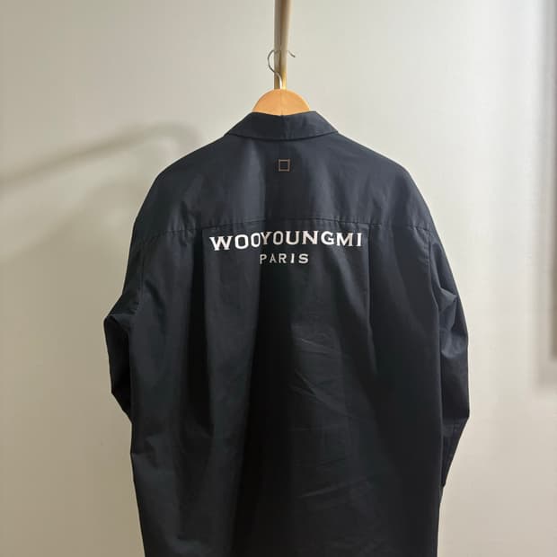 우영미 백로고 셔츠