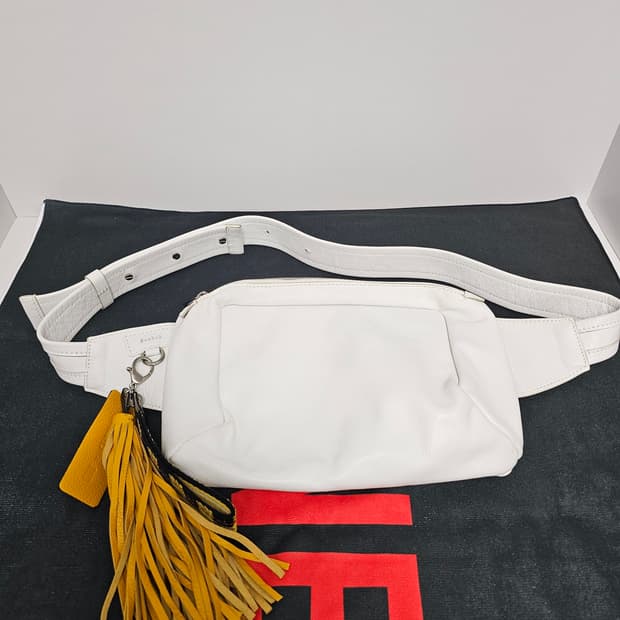 새상품 소잉바운더리×리복 콜라보 레더 바디백