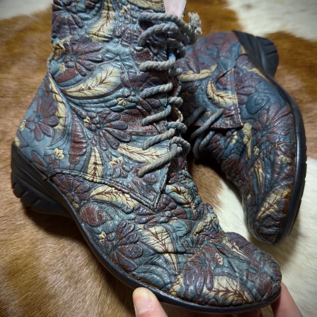 Flower Embossing sheepskin Leather Boots