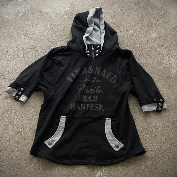 Highneck buckle lettering t