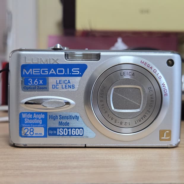 루믹스 DMC-FX01, 라이카 C-LUX1 동일모델