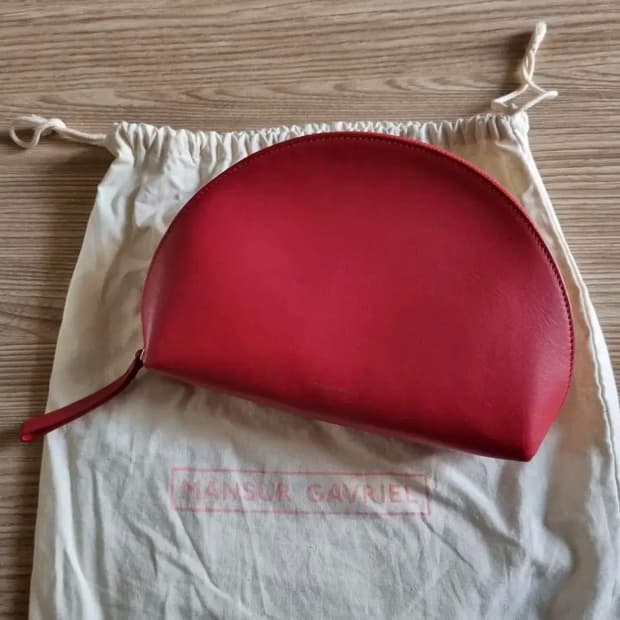 MANSUR GAVRIEL 만수르 가브리엘 하프문 클러치