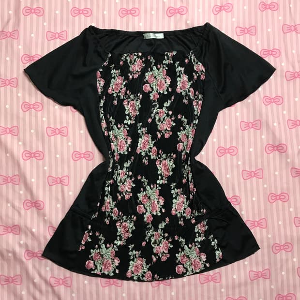 Rosa cheri 플라워 레이어드 블랙 오프숄더 티셔츠