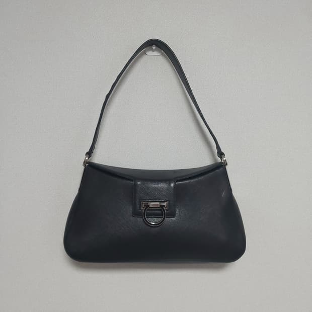 페라가모 간치니 사피아노 레더 숄더백 (정품)