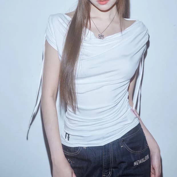 뉴얼린 미야오 드레이프 오프숄더 탑 화이트