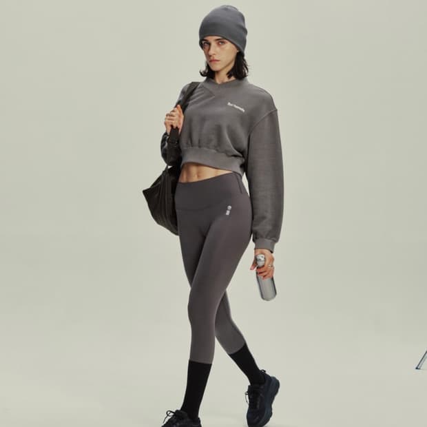 이바네네츠 브이넥 피그먼트 크롭 맨투맨 (차콜)