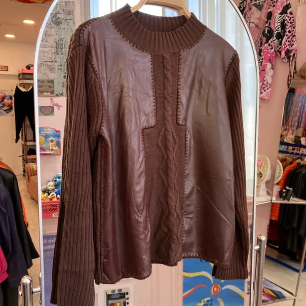 브라운 꽈배기 가죽 니트