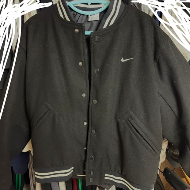 나이키 어센틱 바시티