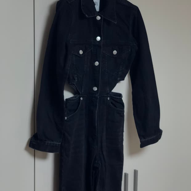 자라 블랙 컷아웃 데님 점프수트