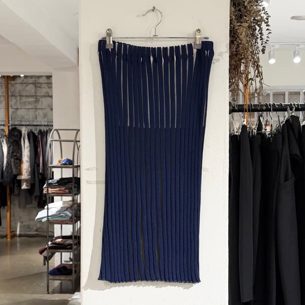 플리츠플리즈 네이비 스트라이프 미디 스커트