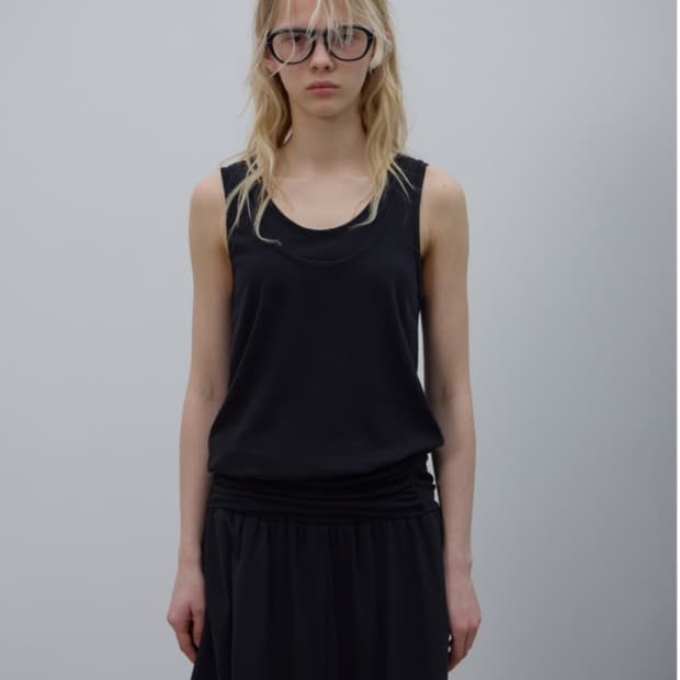 Lcdc SHAPED HEM TANK TOP 슬리브리스 나시 엘씨디씨