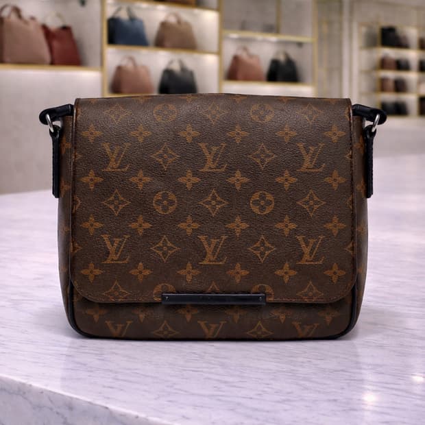 [A급] 루이비통 마카사 디스트릭트 PM 크로스백 판매합니다!!!