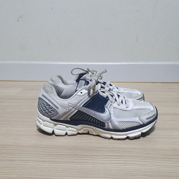 나이키 줌 보메로5 운동화 235