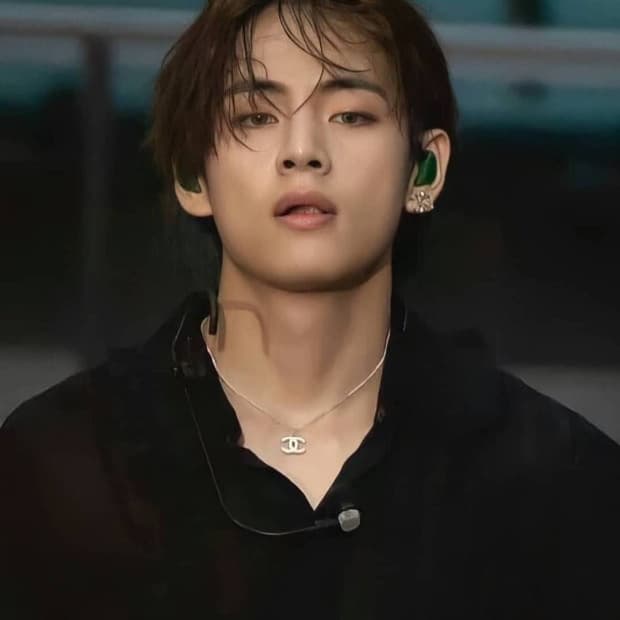 (방탄 뷔 목걸이) 샤넬 아이보리 로고 목걸이