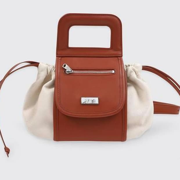 아더에러 튜브백 tube bag small