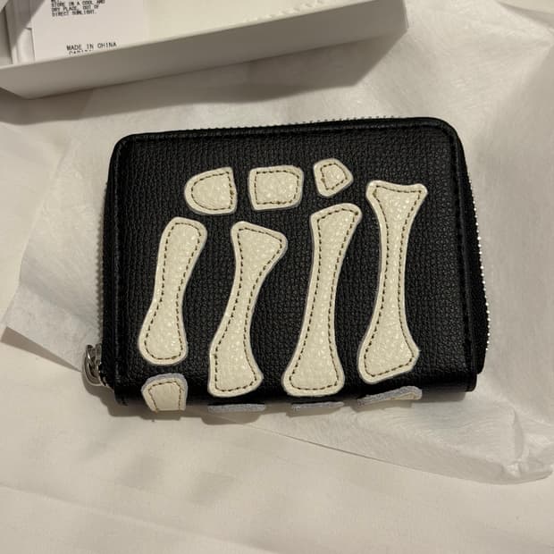 캐피탈 떰즈 업 본 핸드 집 미니 지갑 블랙