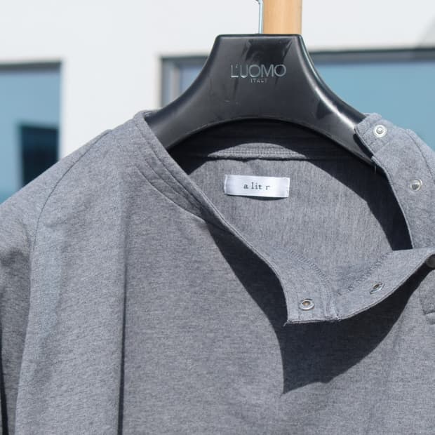 넥 버튼 디테일 그레이 롱슬리브