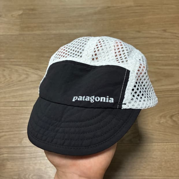 파타고니아 메쉬 덕빌캡 블랙 화이트