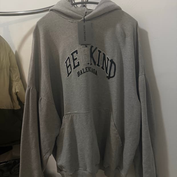 발렌시아가 BEKIND 후드 