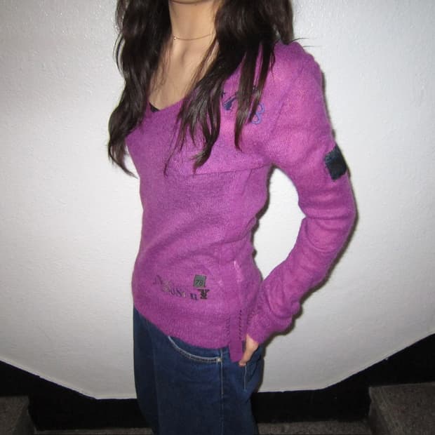 디젤 모헤어 브이넥 니트 로고 레터링 자수 디테일 슬림핏 퍼플